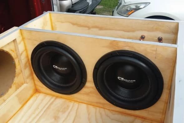 Avantages et inconvénients des enceintes caisson de basses à passe-bande